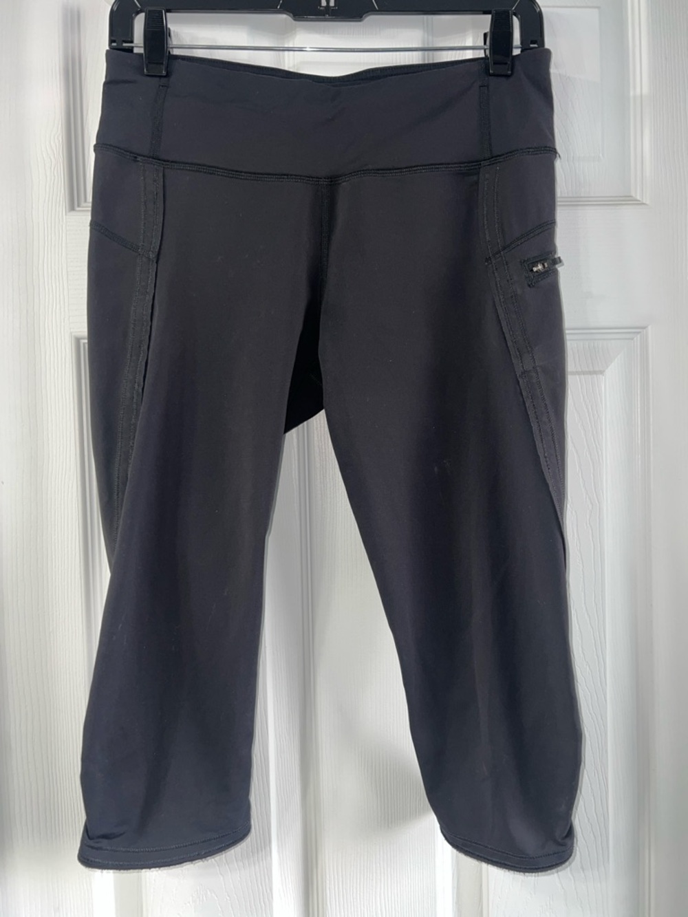 Authentic lululemon athletica Black Zipper Pocket Active Capri 18”